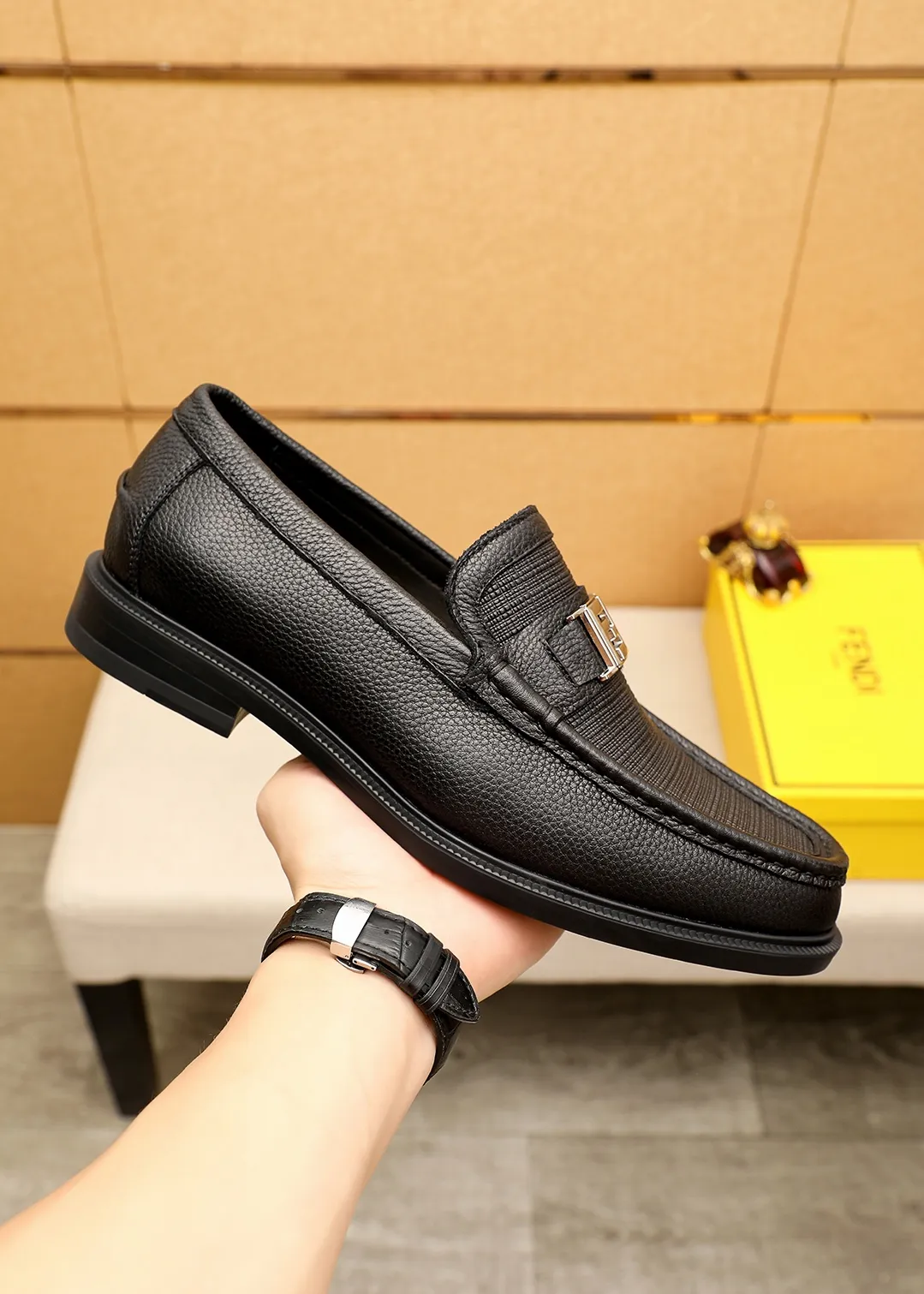 Men's shoes 💰460 💐 Product trademark: FENDI [Fendi] casual leather shoes Regular size: 38-44 (45🉑️customized) Product materials: Selected imported first-layer cross-grain cowhide leather upper + luxury hardware buckle, imported cowhide lining. Strong three-dimensional visual effect, original outsole color: 1⃣️color optional